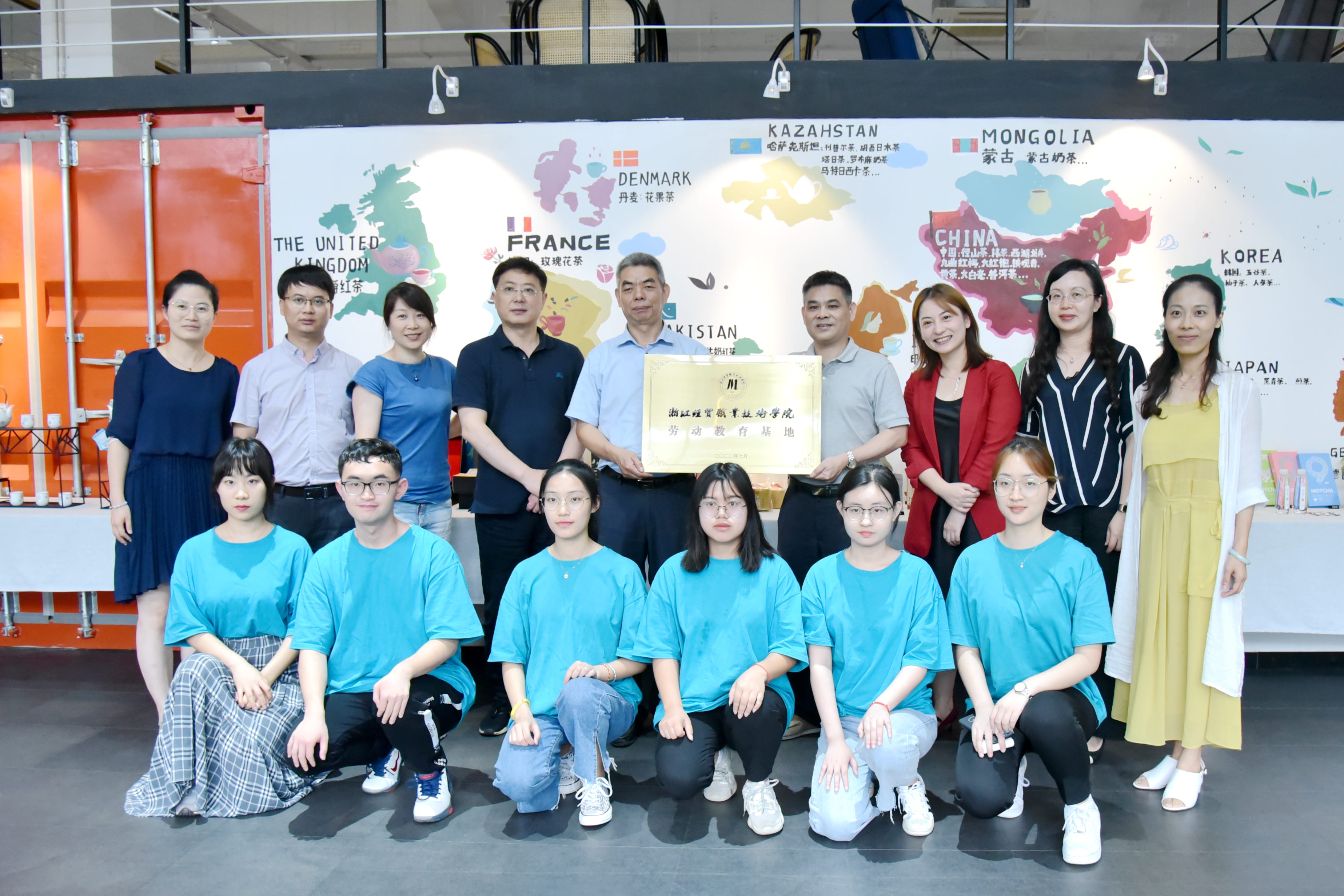 深化产学联合合作 促进供销系统人才培育 ——开云app官方版入口 - 开云专业的云端应用服务平台与浙江经贸学院签订合作协议 共建劳动教育基地